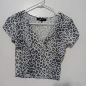YMI Collection Cheetah print Crossover front v neck Short sleeve Crop Top M